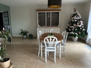 Dining - Guest Room “La Gâtine” with Pool, Terrace & Wi-Fi in Rochecorbon (Rochecorbon)