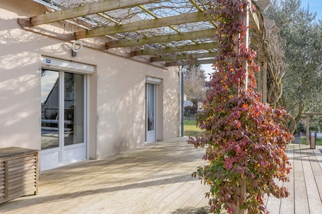 Terrace/patio. Guest Room “La Gâtine” with Pool, Terrace & Wi-Fi in Rochecorbon