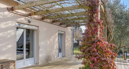 Guest Room “La Gâtine” with Pool, Terrace & Wi-Fi in Rochecorbon