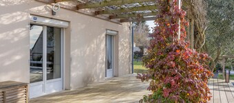 Guest Room “La Gâtine” with Pool, Terrace & Wi-Fi in Rochecorbon