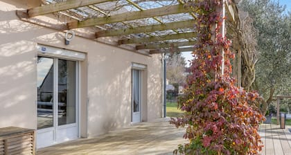 Guest Room “La Gâtine” with Pool, Terrace & Wi-Fi in Rochecorbon