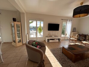 TV - Guest Room “La Gâtine” with Pool, Terrace & Wi-Fi in Rochecorbon (Rochecorbon)