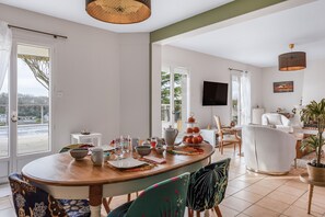 Dining - Guest Room “La Gâtine” with Pool, Terrace & Wi-Fi in Rochecorbon (Rochecorbon)