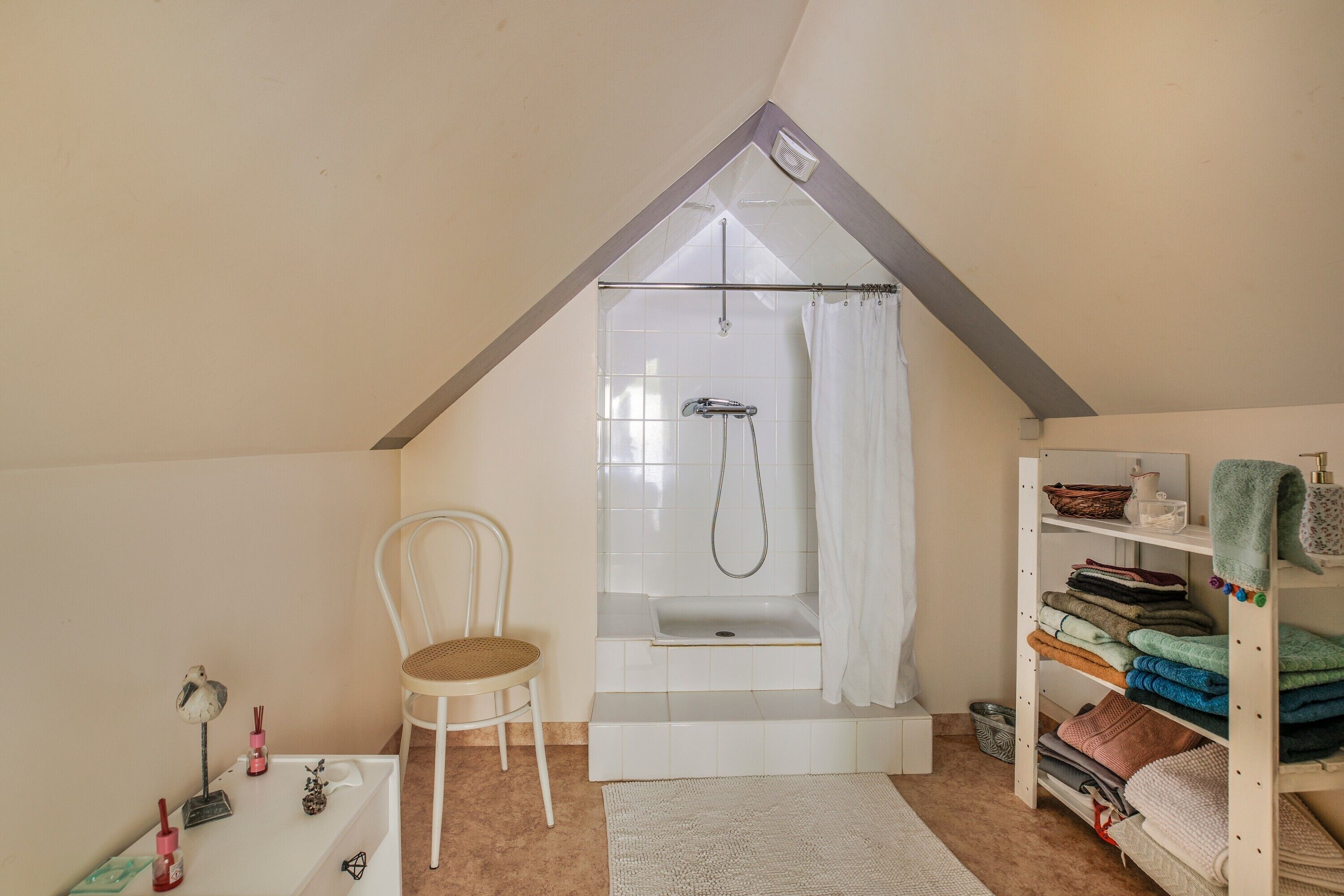 Douche, sèche-cheveux, serviettes fournies