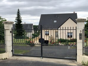 المنطقة المحيطة بالمنشأة