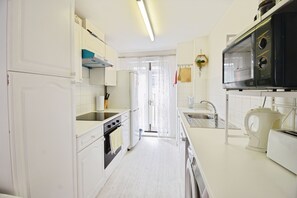 Microondas, horno, placa de cocina y lavavajillas