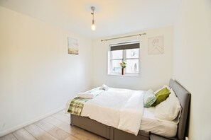 2 多间卧室、熨斗/熨衣板、WiFi、床单