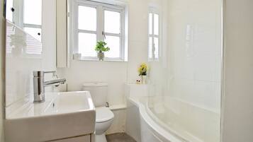 Hårføner, håndklær, såpe og toalettpapir