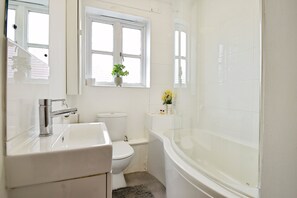 Hårføner, håndklær, såpe og toalettpapir