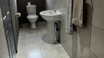 Superior Double or Twin Room, Balcony, Garden View | Bathroom