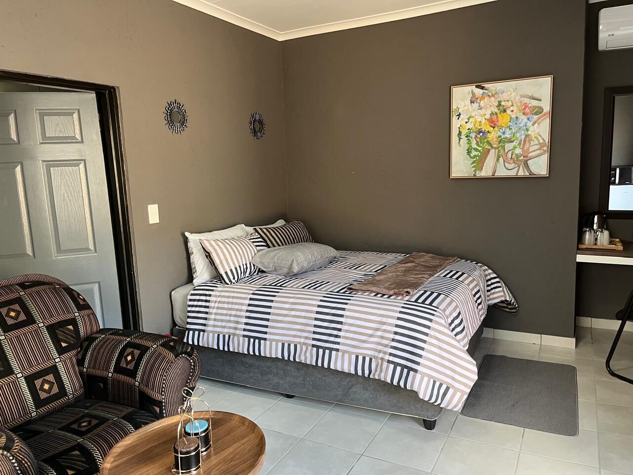 Habitación superior con 1 cama matrimonial o 2 individuales, balcón, vista al jardín | Tabla de planchar con plancha y wifi gratis 