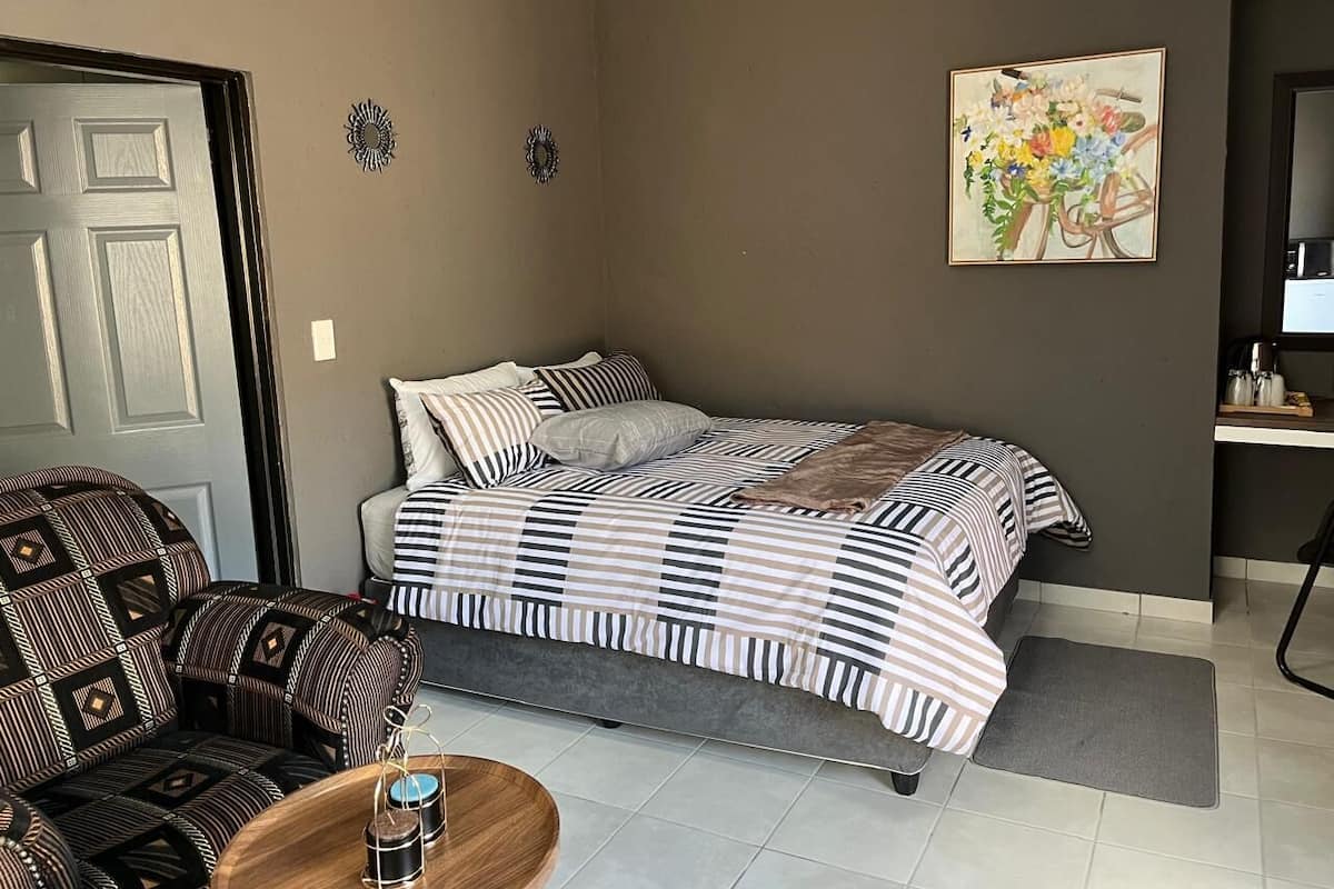 Habitación superior con 1 cama matrimonial o 2 individuales, balcón, vista al jardín | Tabla de planchar con plancha y wifi gratis