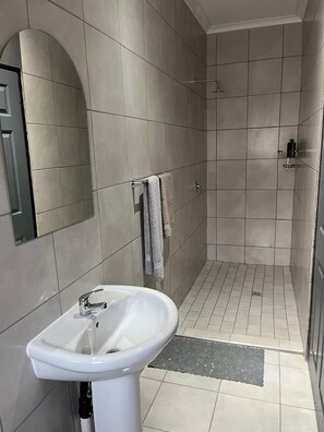 Superior Double or Twin Room, Balcony, Garden View | Bathroom - Família BnB (Mbombela)