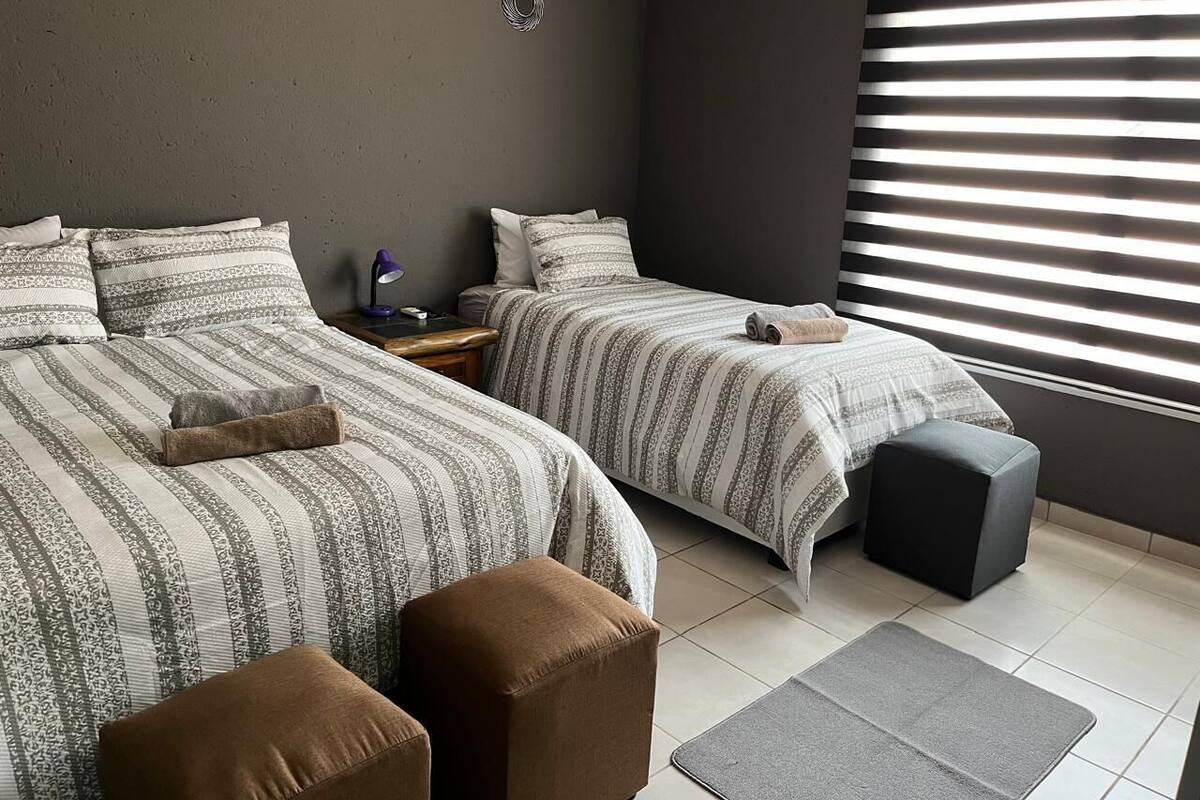 Habitación Deluxe con 1 cama matrimonial o 2 individuales | Tabla de planchar con plancha y wifi gratis