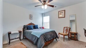 3 bedrooms, iron/ironing board, WiFi, bed sheets - Lake Conroe Family Retreat BBQ, Games, and Boating (Willis)