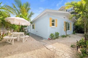 Outdoor dining - Blue Sky Day Beach Cottage (Anna Maria)