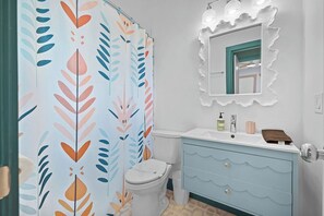 Ein Badezimmer mit Toilette, Waschbecken und Spiegel.