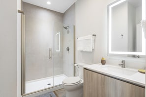 Shower, hair dryer, bidet, towels - Magical and Cozy 3BR Family Home Near Disney, with Private Pool, Games & BBQ. (Clermont)