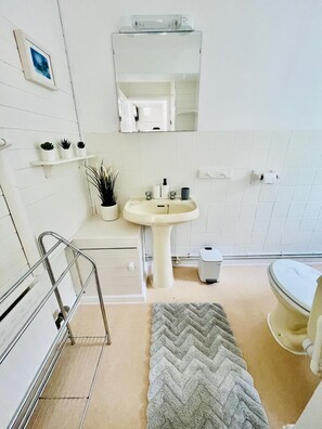 Towels, soap, toilet paper - Willow Cottage - 2 Bed Flat on charming village Green 5 miles from Cambridge. (Rampton)