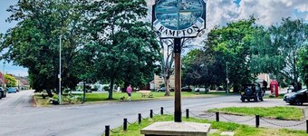 Willow Cottage - 2 Bed Flat on charming village Green 5 miles from Cambridge.