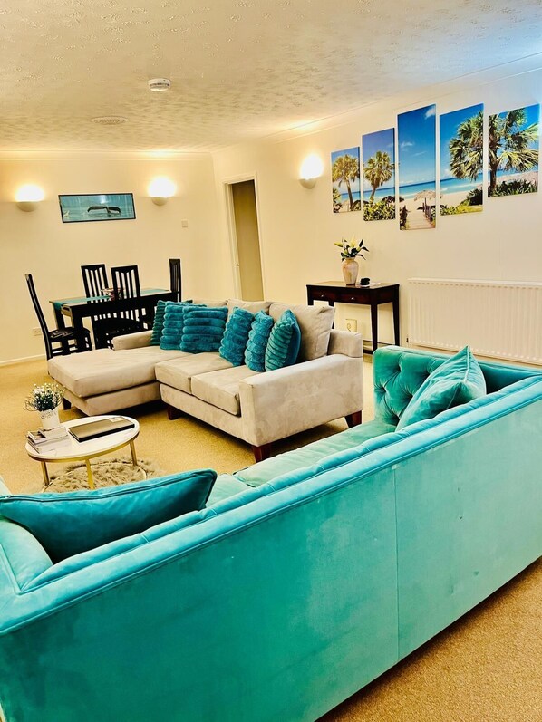 Living area - Willow Cottage - 2 Bed Flat on charming village Green 5 miles from Cambridge. (Rampton)