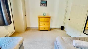 2 bedrooms, internet, bed sheets