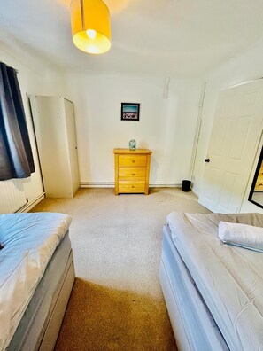 2 bedrooms, Internet, bed sheets - Willow Cottage - 2 Bed Flat on charming village Green 5 miles from Cambridge. (Rampton)