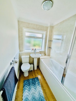 Un bagno compatto con WC, lavandino e vasca da bagno.
