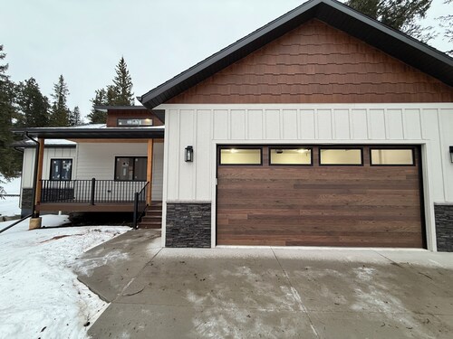 Newly Built, 2 Master Suites on Main Level, Hot Tub, Close to Trails!