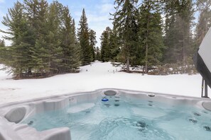 Outdoor spa tub - Newly Built, 2 Master Suites on Main Level, Hot Tub, Close to Trails! (Lead)