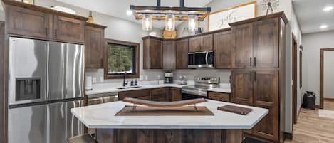 Refrigerador, microondas, horno, placa de cocina