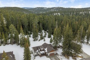 Exterior - Newly Built, 2 Master Suites on Main Level, Hot Tub, Close to Trails! (Lead)