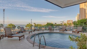 A rooftop pool with lounge chairs and a clear view of the city skyline. - Iracema Residence #1408 - Fortaleza by Carpediem (Fortaleza)