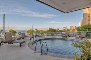 A rooftop pool with lounge chairs and a clear view of the city skyline. - Iracema Residence #1408 - Fortaleza by Carpediem (Fortaleza)