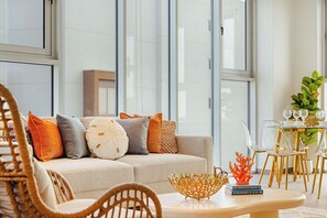Living area - 2BS-Reef6C - Modern Two Bedroom Ocean View (Noord)
