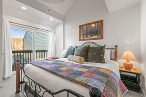 3 bedrooms, desk, iron/ironing board, free WiFi - Moose Mgmt – Pvt Hot Tub | Free Shuttle | Sleeps 8 (Park City)