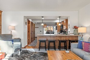 Smart TV, fireplace - Moose Mgmt – Pvt Hot Tub | Free Shuttle | Sleeps 8 (Park City)