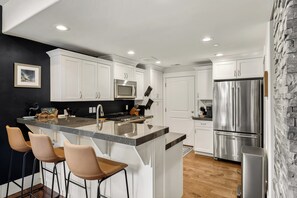 Fridge, microwave, oven, stovetop - Modern Mountain Home Near Park City & Jordanelle (Kamas)