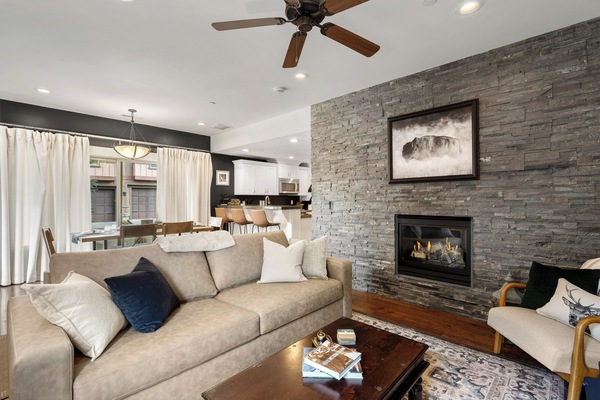 Una Smart TV, una chimenea