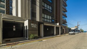 Un edificio moderno con una vetrina che riporta la scritta "Bella Vita".