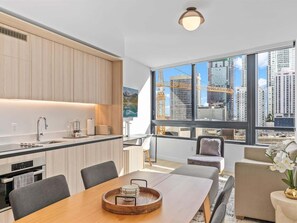 Fridge, microwave, oven, stovetop - Downtown Miami | RooftopPool & Coworking (Miami)