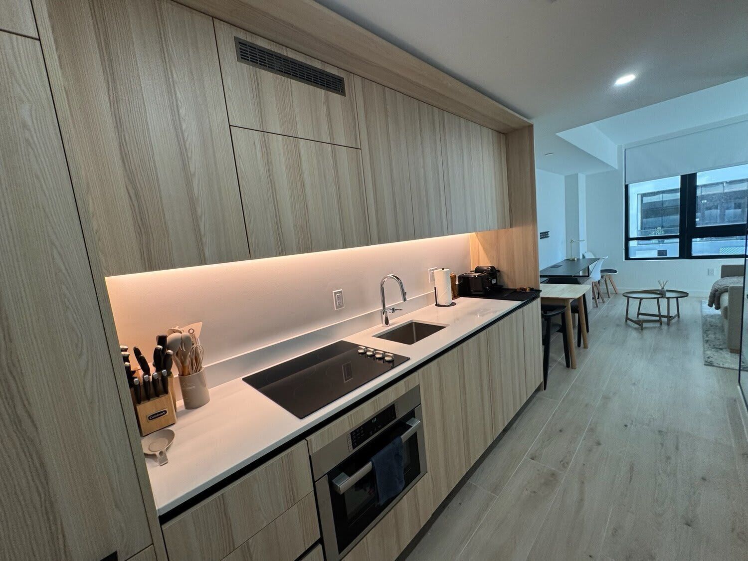 Réfrigérateur, micro-ondes, plaque de cuisson, cafetière/bouilloire