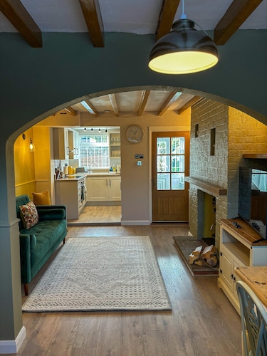 Cosy cottage with log burner and garden in the heart the beautiful Edwinstowe.
