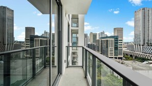 Ein moderner Stadtbalkon mit freiem Blick auf umliegende Hochhäuser.