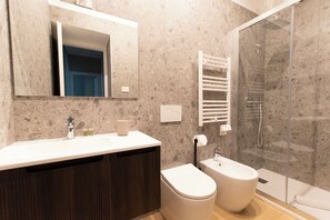 Dusche, Haartrockner, Bidet, Handtücher