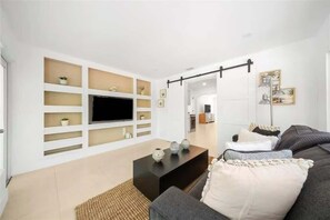 TV, offices - 4BR Lakefront Heated Pool -Jacuzzi -Basket -Sauna (Fort Lauderdale)
