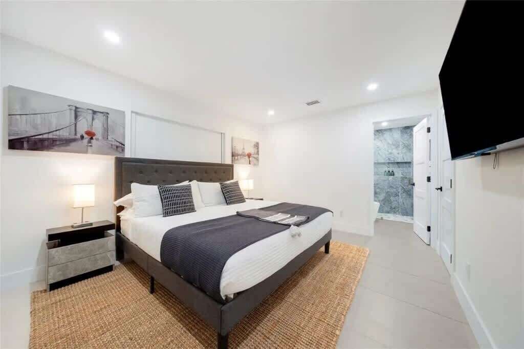 4 chambres, bureau, fer et planche à repasser, lit parapluie