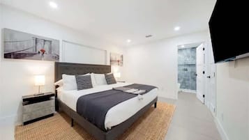 4 quartos, escrivaninha, ferros/tábuas de passar roupa, berço de viagem