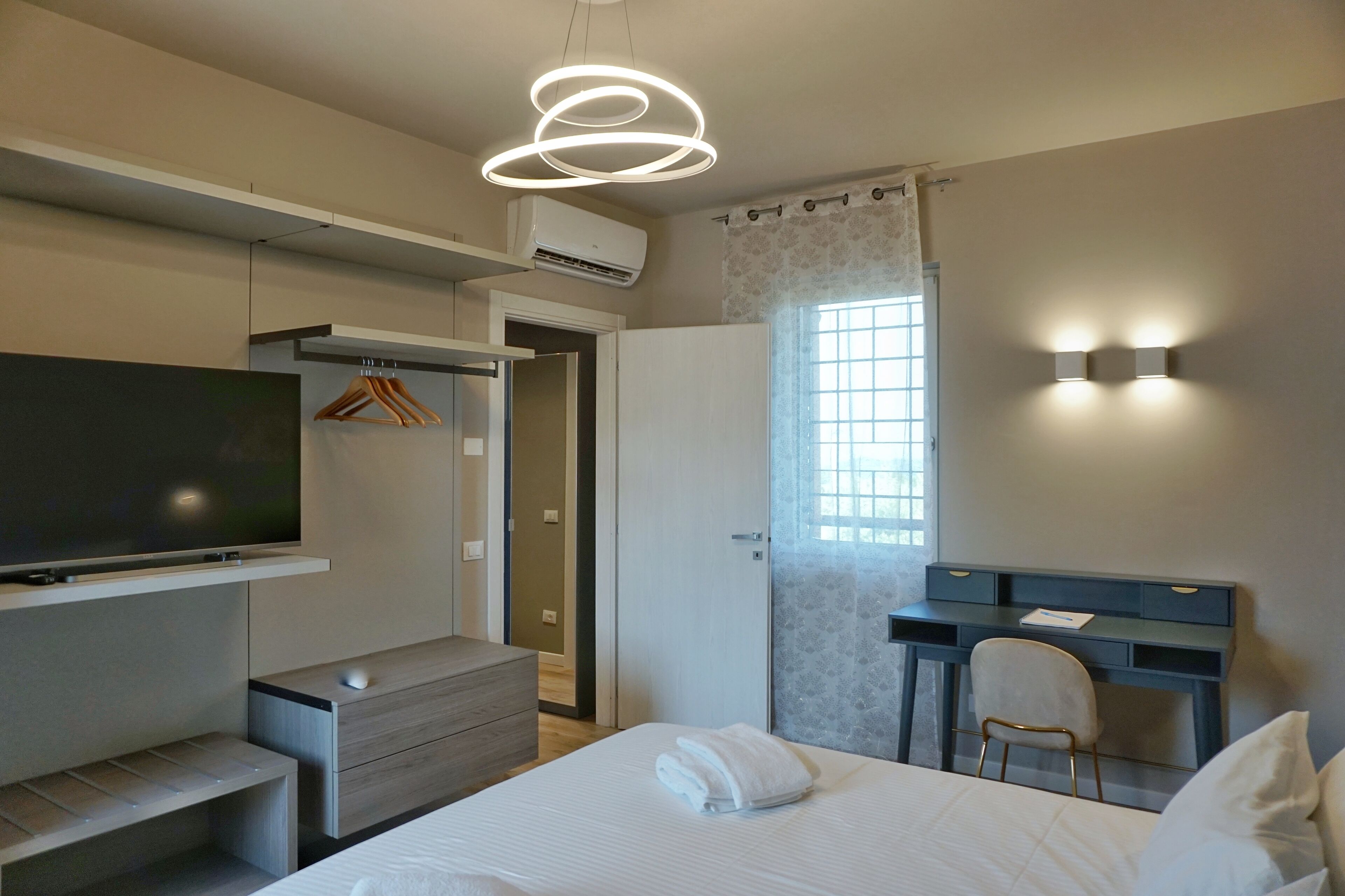 Appartamento Deluxe, vista lago | Con stile personalizzato, con arredamento individuale, una scrivania