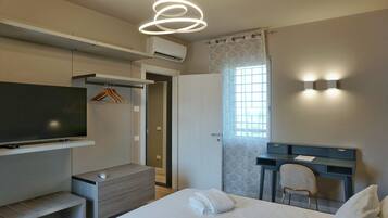 Deluxe-Apartment, Seeblick | Individuell dekoriert, individuell eingerichtet, Schreibtisch